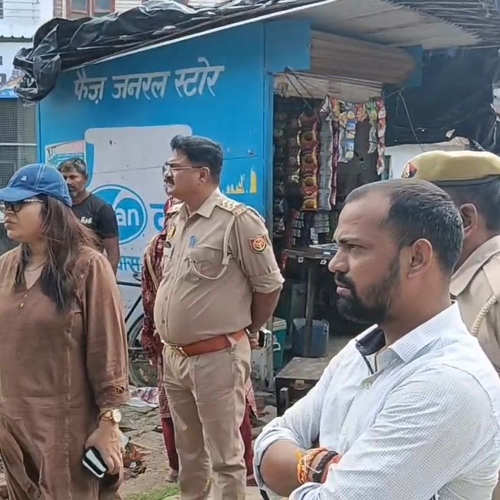 सीतापुर में कैंटोनमेंट की जमीन पर नाले-फुटपाथ से हटा कब्जा:नगर पालिका ने बुलडोजर चलाकर 10 साल पुराना अतिक्रमण हटाया