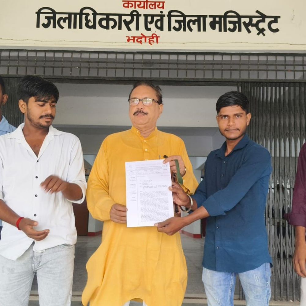यूपीआई ट्रांजैक्शन पर टैक्स वापस लेने की मांग:भदोही में कलेक्ट्रेट पहुंचे UP उद्योग व्यापार मंडल के पदाधिकारी, डीएम को सौंपा ज्ञापन