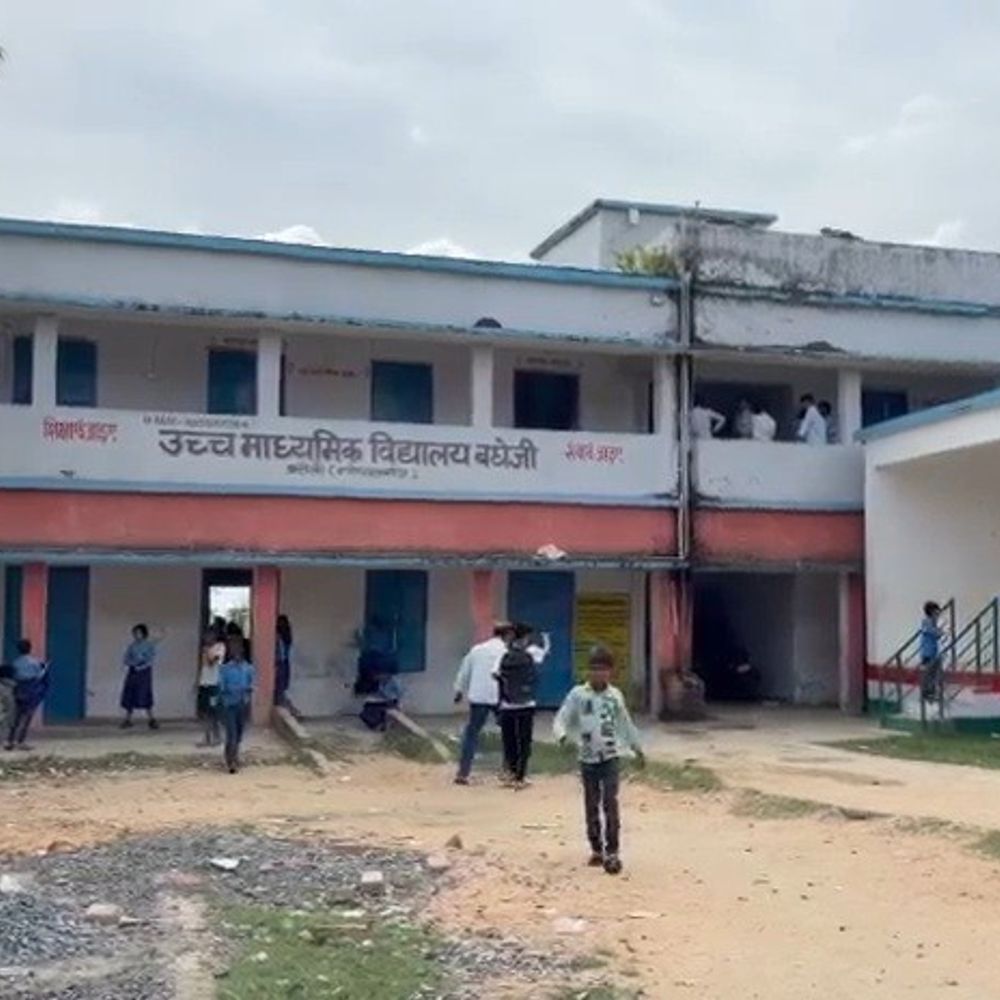 गोपालगंज में प्रधानाध्यापक से मारपीट और गाली-गलौज:वीडियो सोशल मीडिया पर वायरल; शिक्षा विभाग ने 24 घंटे में जांच रिपोर्ट मांगी