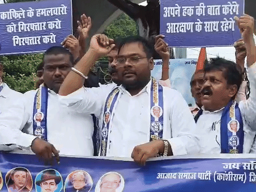 गोरखपुर में आजाद समाज पार्टी का हंगामा:जंतर-मंतर आंदोलन की परमीशन न मिलने पर भड़के कार्यकर्ता, जमकर नारेबाजी की