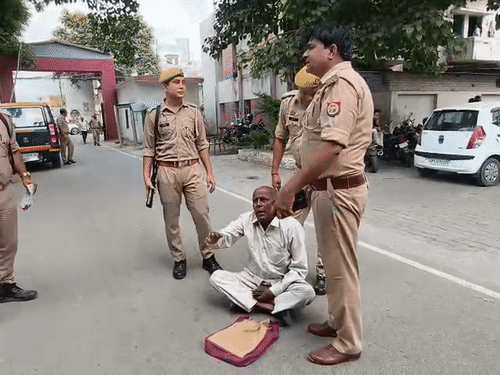 सहारनपुर एसएसपी ऑफिस में रिटायर्ड दरोगा ने किया हंगामा:बेटी के साथ मारपीट की शिकायत करने पहुंचा था, जांच कराने की मांग