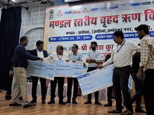 अयोध्या में 4500 करोड़ का लोन:800 लाभार्थी मिली मदद, लाभार्थियों को बांटे चेक