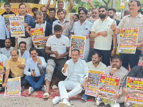 कानपुर में गड्ढों के सामने बैठकर व्यापारियों ने घंटा बजाया:बोले-दीपावली से पहले CM ग्रिड की सड़कें बनाएं, हादसे हो रहे
