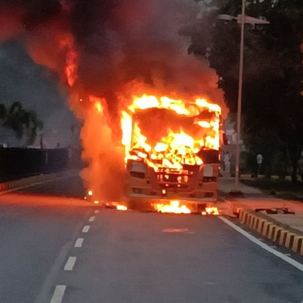 मंत्रालय से आ रही खस्ताहाल बस बनी आग का गोला:35 कर्मी बचे, रवाना होने से पहले उठा धुआं; 20 मिनट में बस खाक