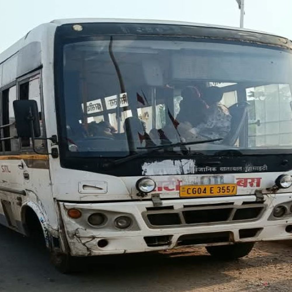 14 साल पुरानी बसों में सफर करते हैं कर्मचारी:छत-फ्लोर तक जर्जर, 31 अक्टूबर को 15 साल पूरे होते बंद हो जाएगा बसों का परिचालन
