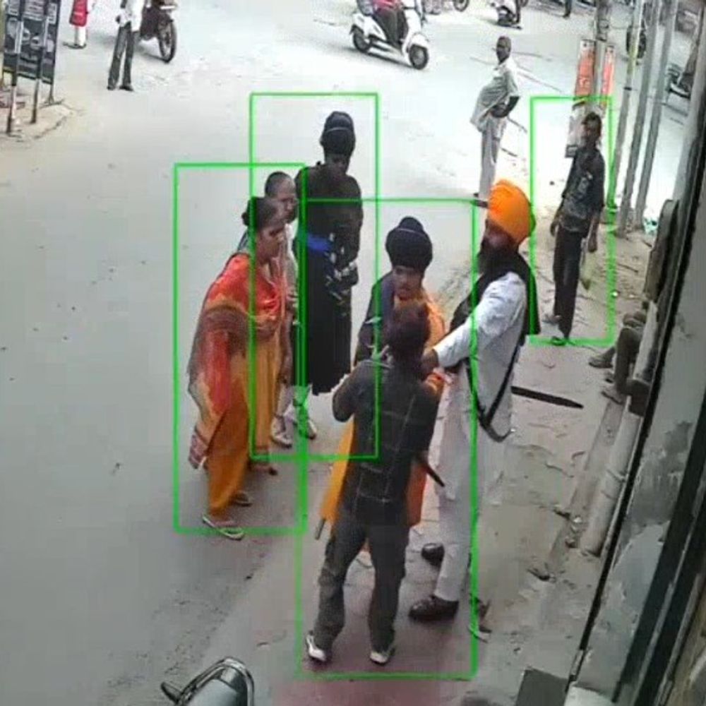 पैसों के विवाद में सैलून कर्मी से मारपीट, घटना सीसीटीवी में कैद