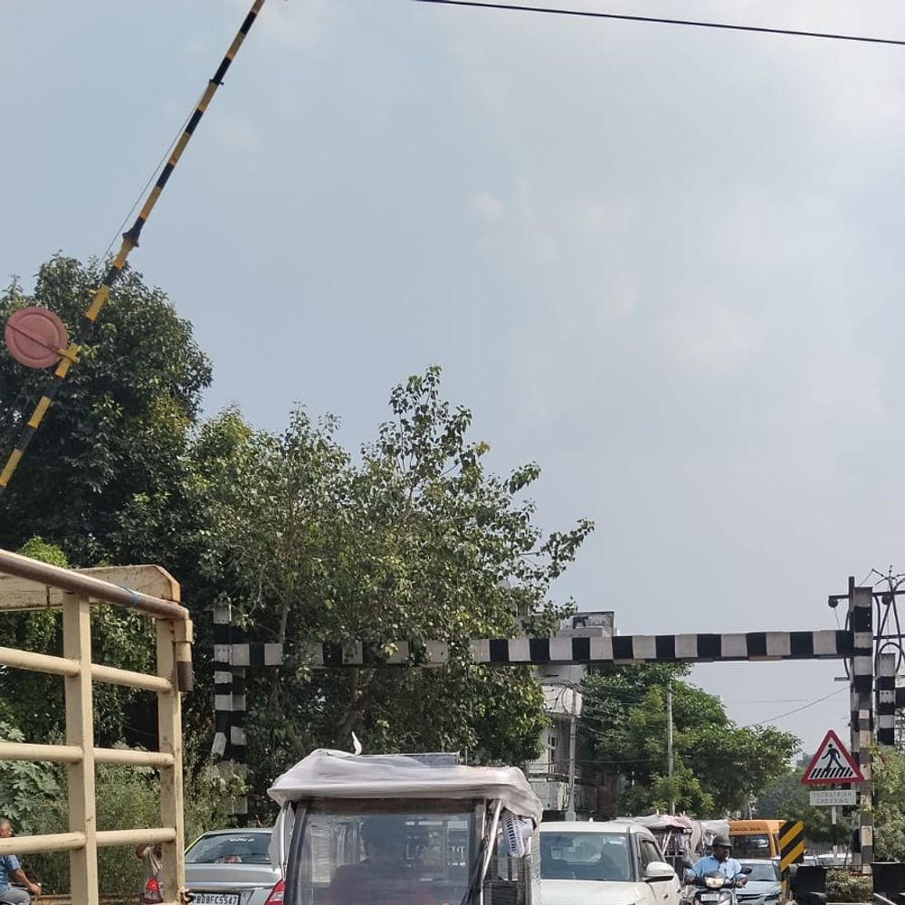 लाडोवाली रोड की मरम्मत, रास्ता रोका, लगा लंबा जाम लोग बोले- ठेकेदार रात को काम करते तो परेशान न होते