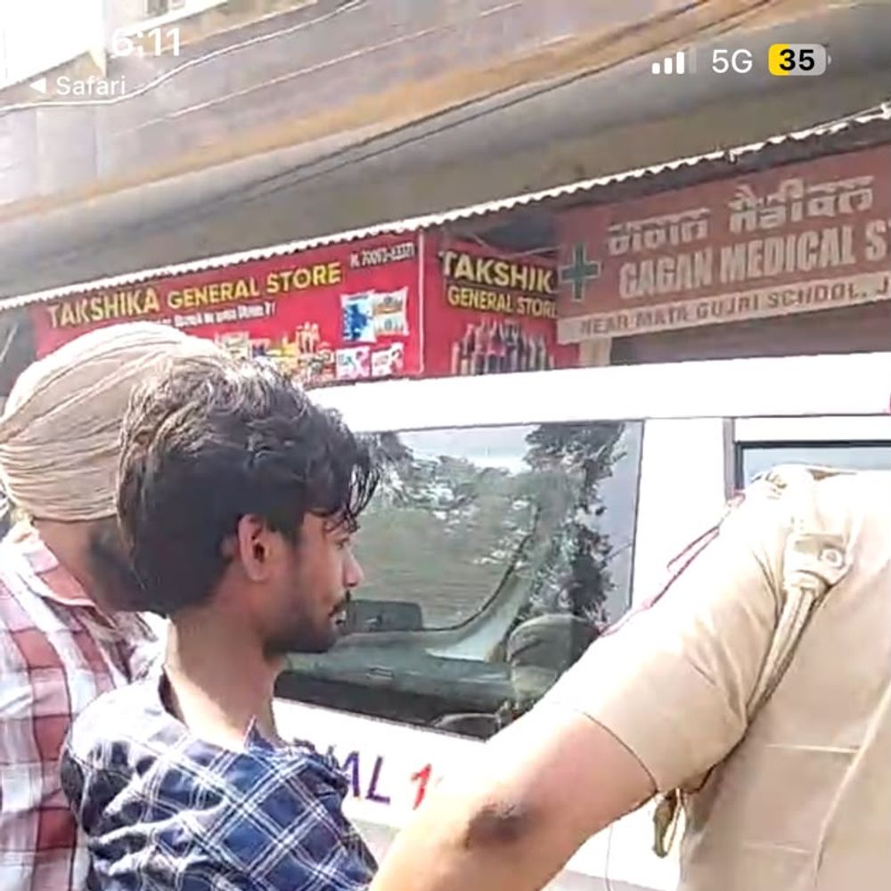 प्रिंसिपल बोलीं- एडमिशन का पूछने आया था, लोग भड़के तो उसे स्कूल में बिठा  लिया था