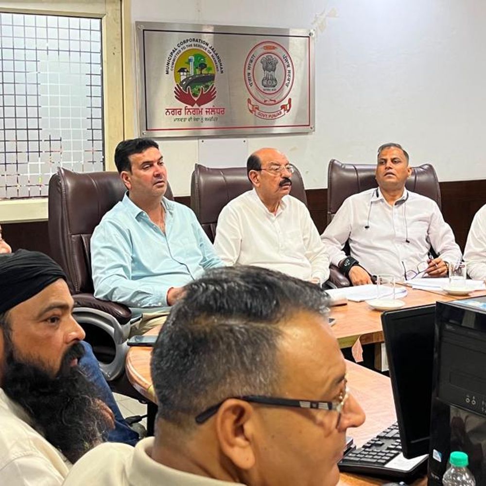 वेस्ट हलके के विकास कार्यों की प्रगति पर कैबिनेट मंत्री भगत ने निगम में की समीक्षा