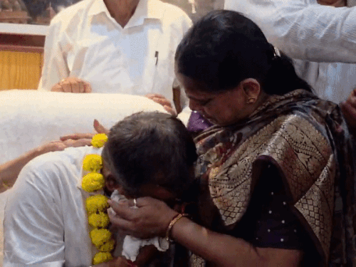 जैसलमेर नगर परिषद की कमान विजय डांगरा ने संभाली:मां के पैर छूकर हुए भावुक, बोले- ऑनलाइन व्यवस्था से कामकाज में पारदर्शिता लाएंगे