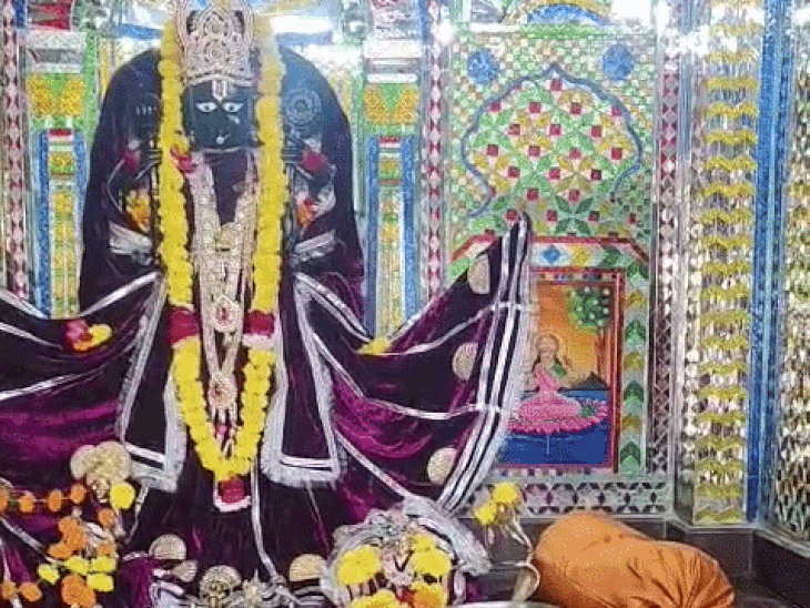 गुडली ठाकुरजी मंदिर में भगवान के आभूषण ले गए चोर:किराना स्टोर और घर के भी ताले टूटे, डबोक थाना क्षेत्र में बेखोफ चोर, ग्रामीणों में आक्रोश