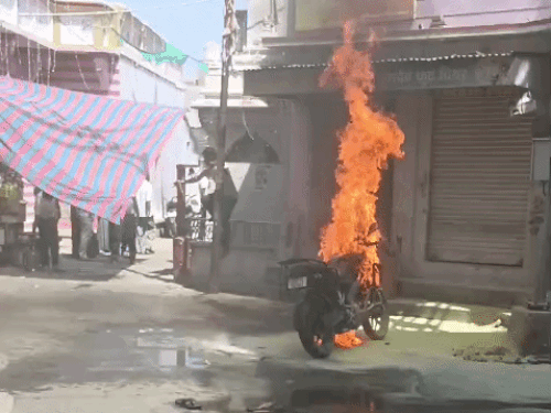 कपड़ों की दुकान के बाहर खड़ी बाइक जली:लपटें उठती देख लोगों ने पानी डाला; फायर ब्रिगेड ने 20 मिनट में आग बुझाई