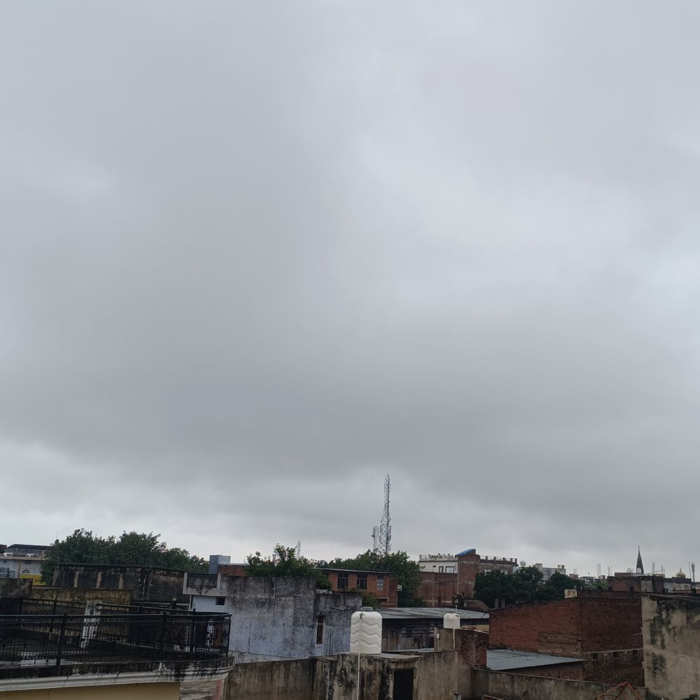 जालौन में अचानक हुई हल्की बारिश:काले बादलों के साथ हुई, लोगों को उमस भरी गर्मी से राहत मिली