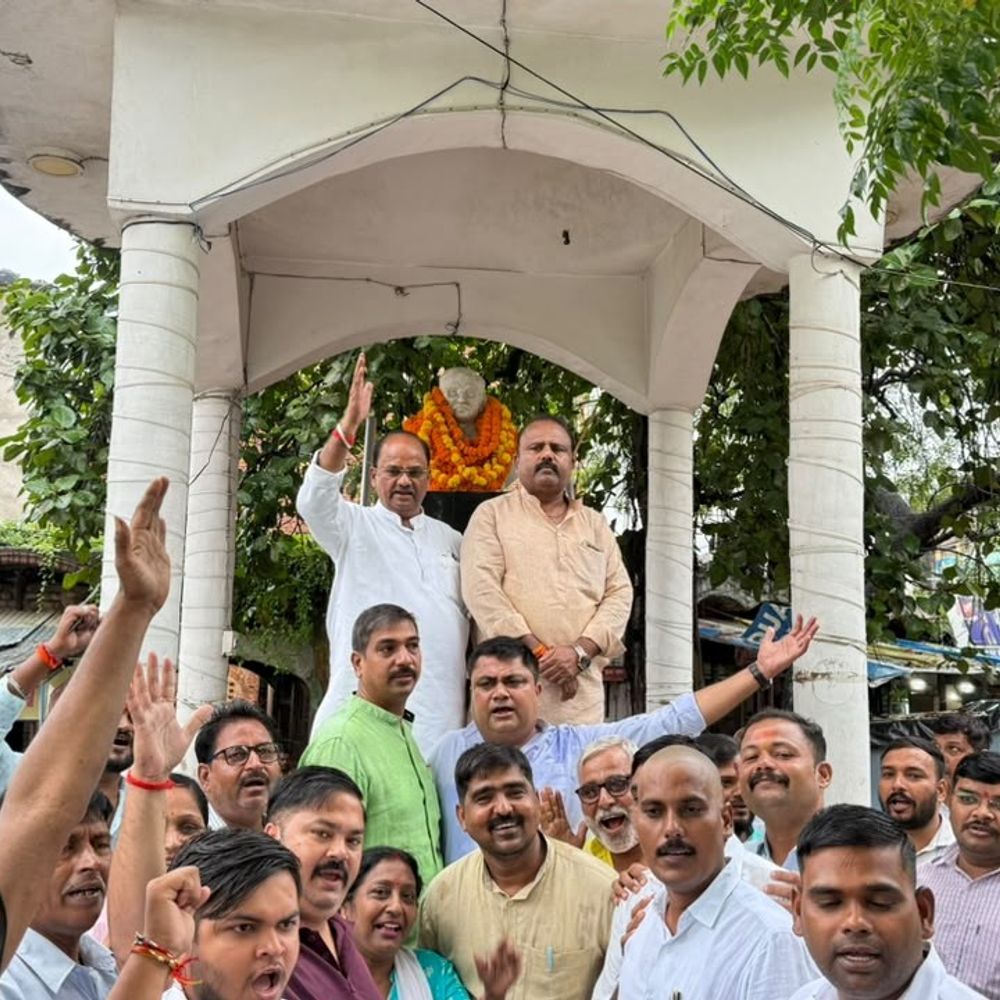 प्रतापगढ़ में पंडित दीनदयाल उपाध्याय की जयंती:भाजपा कार्यकर्ताओं ने प्रतिमा पर किया माल्यार्पण, सेवा का लिया संकल्प