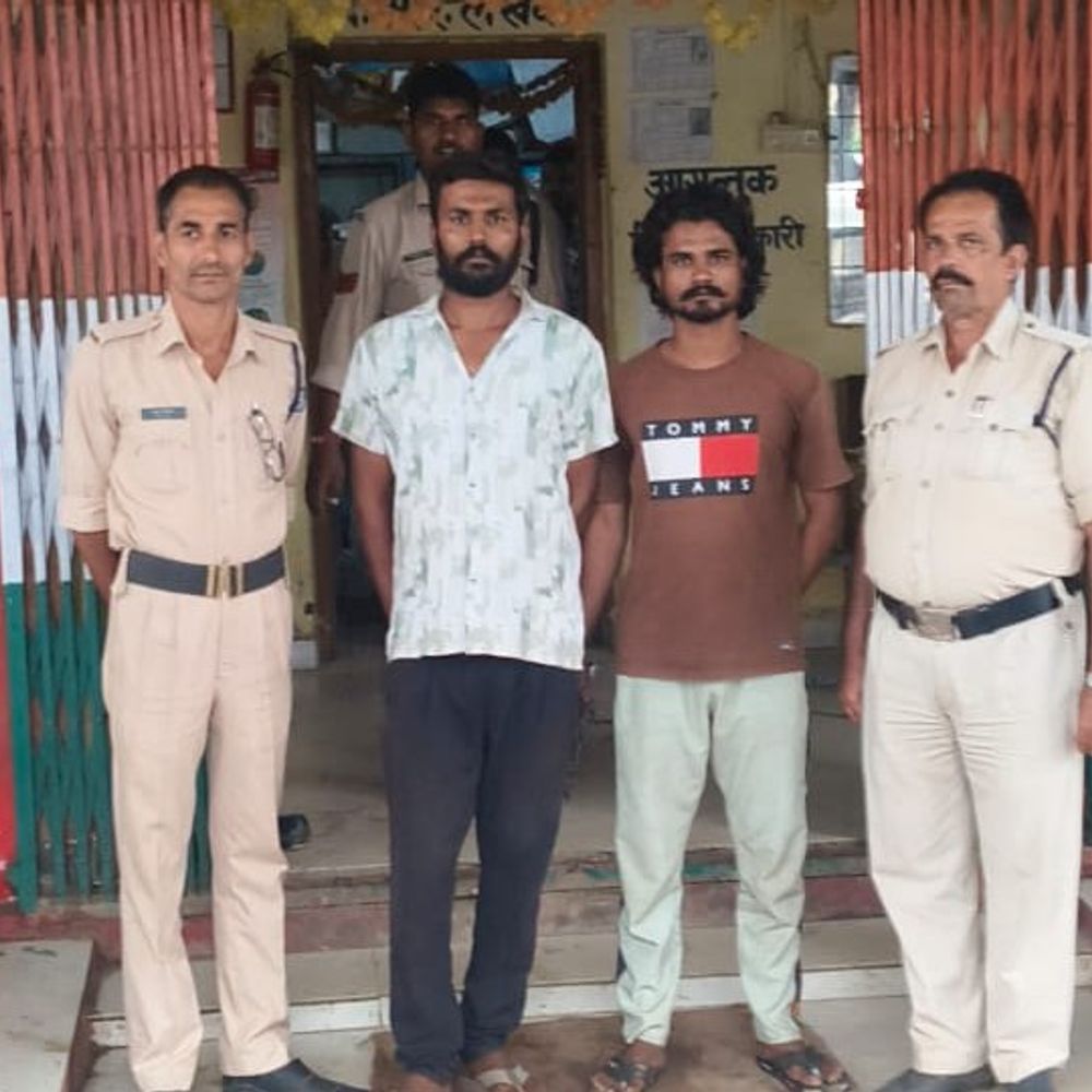 नशे में किराना दुकान पर तोड़फोड़ और मारपीट:शराब की बोतल-पत्थरों से हमला, युवती घायल; पुलिस ने 2 युवकों गिरफ्तार