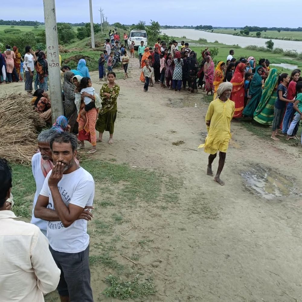 'अधिक चारा लादने के कारण घुसा पानी, डूबी नाव':बागमती में हादसा, 14 तैरकर बाहर आए; लापता बच्ची का 9 घंटे बाद भी नहीं मिला सुराग