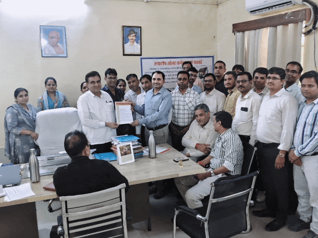 अजमेर डिस्कॉम में 27-लेखाधिकारी पद डीपीसी से भरने की मांग:ऊर्जा लेखा कर्मचारी संगठन ने एमडी के नाम सौंपा ज्ञापन