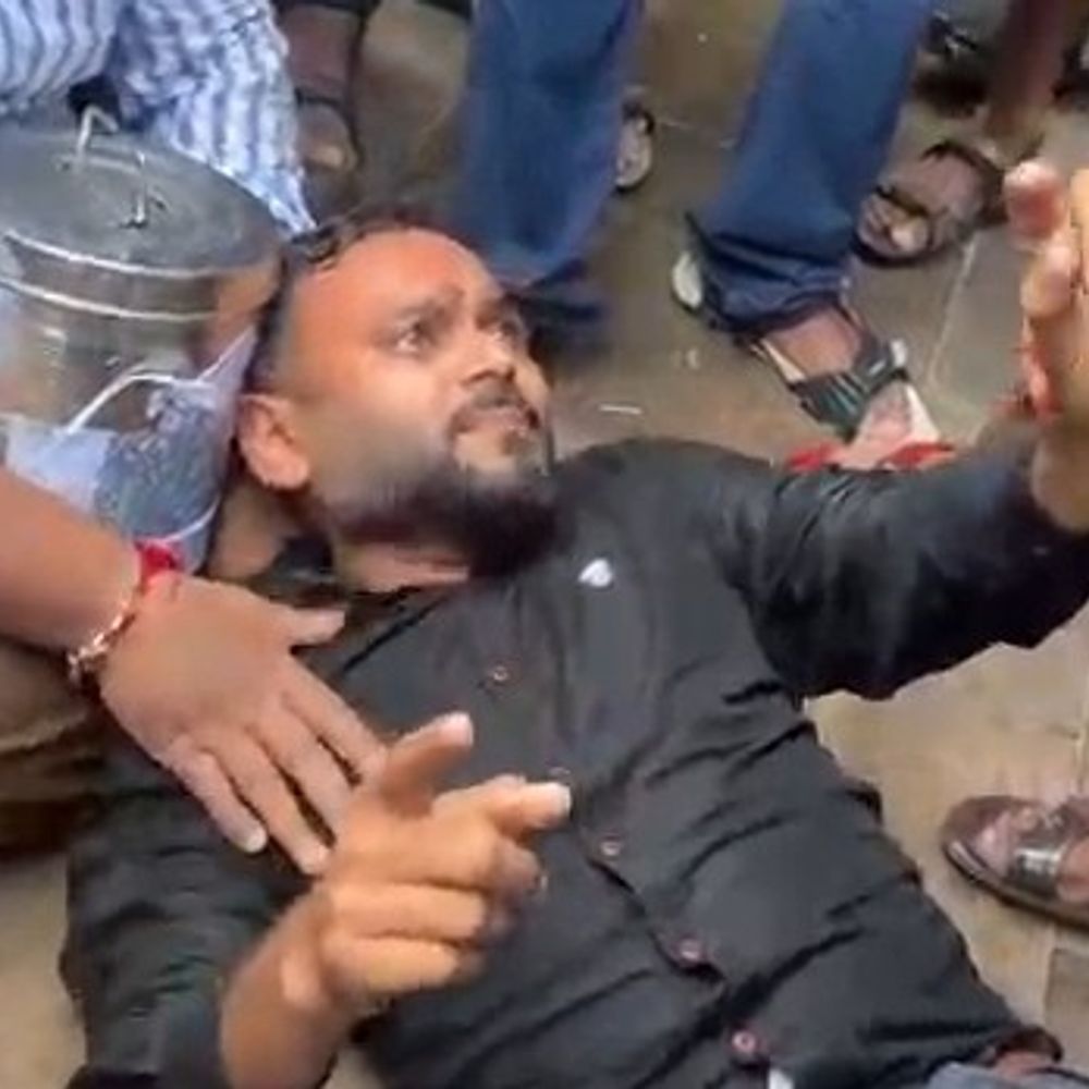 लखनऊ बारिश के बीच 68500 शिक्षक भर्ती अभ्यर्थियों का प्रदर्शन:पुलिस पर मार पीट का आरोप , अभ्यर्थी को कंधे पर लाद कर ले गए अस्पताल