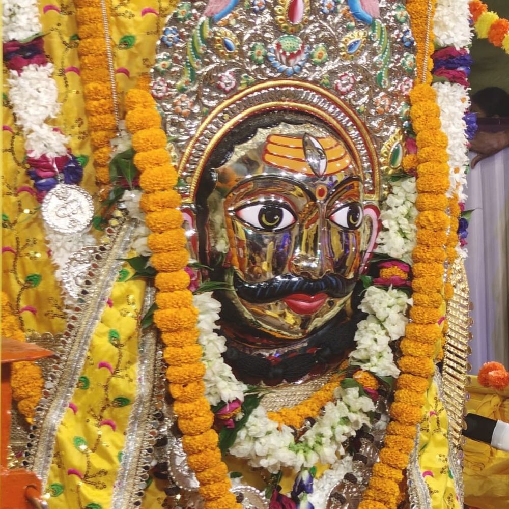 बाबा लाट भैरव को लगाई गई हल्दी, मांगी मनोकामना:वैवाहिक गीतों से गूंजा मंदिर परिसर, नृत्य - संगीत से श्रद्धालुओं ने लगायी हाजिरी