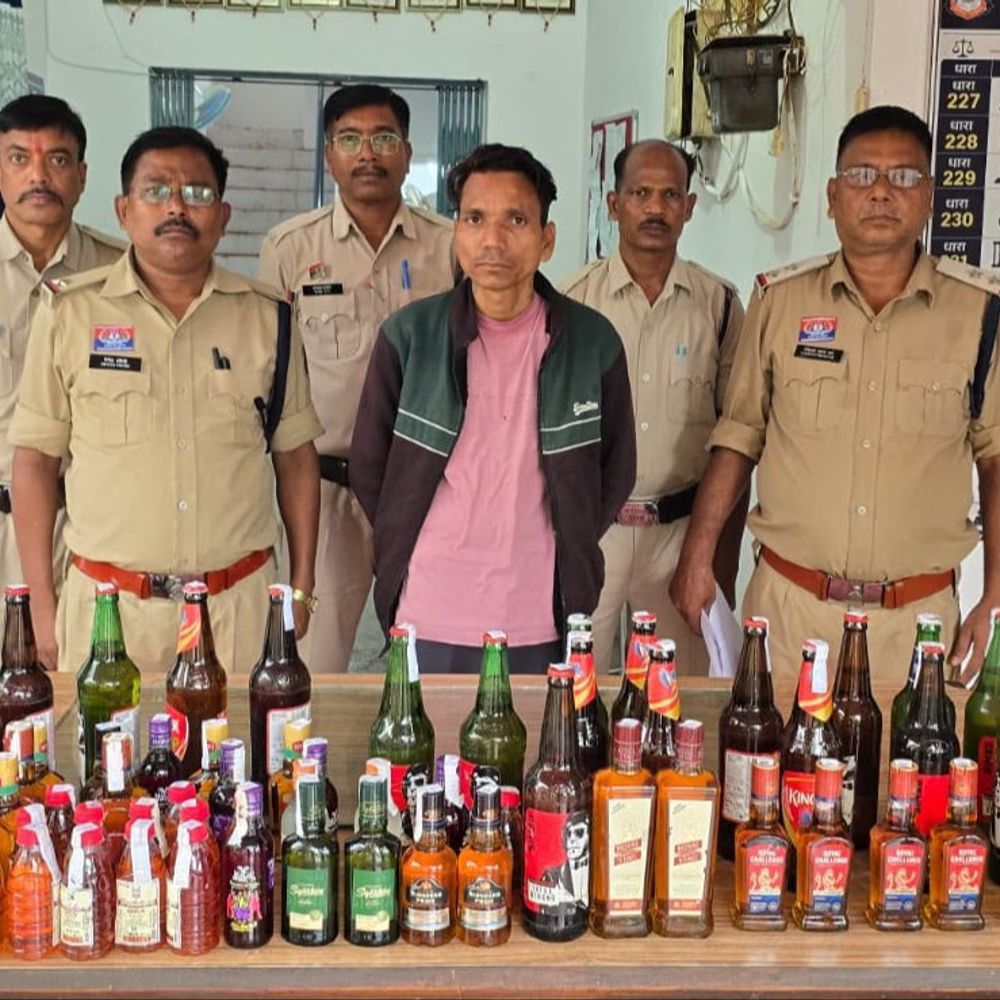 जगदलपुर में अवैध शराब जब्त:किराना दुकान और स्कूटी की डिग्गी में छिपाकर रखी थी शराब, 23.43 लीटर अंग्रेजी शराब जब्त
