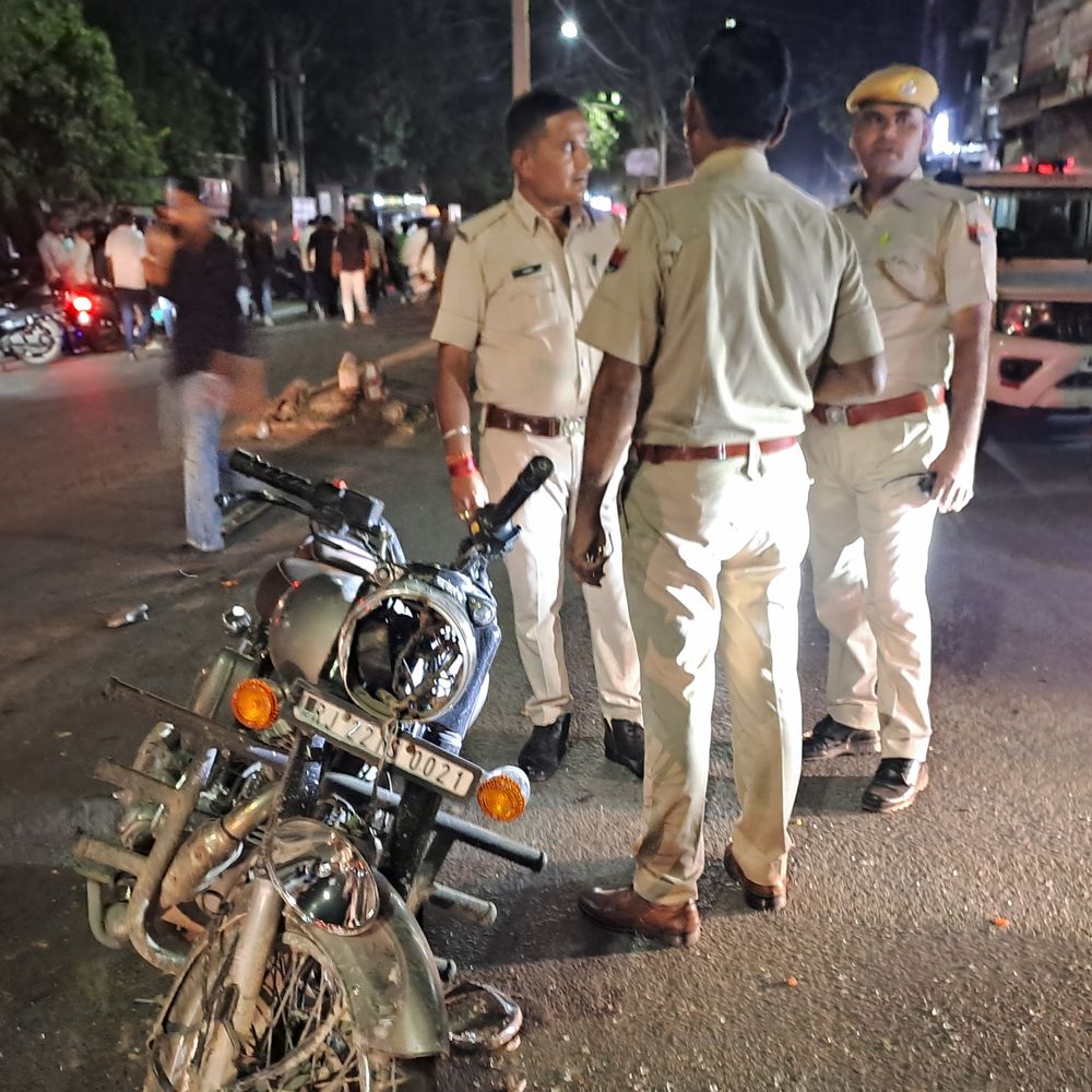 तेज रफ्तार कार ने बुलेट सवार को मारी टक्कर:युवक गंभीर घायल, सूरजपोल मोड पर हुआ हादसा