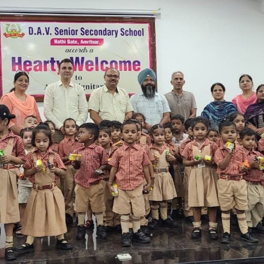 डीएवी स्कूल में प्ले पेन -नर्सरी के बच्चों का स्वागत, हवन से शैक्षणिक सत्र की शुरुआत