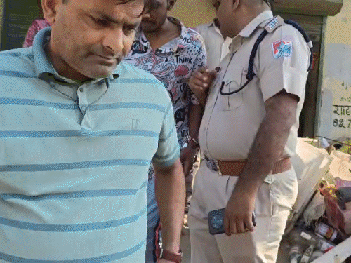 चोरी का माल बरामद करने पहुंची RPF टीम को घेरा:गाड़ी के आगे लेटी कबाड़ी की पत्नी, परिजनों ने 50 हजार रुपए लेने का लगाया आरोप