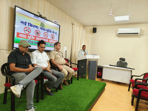 खैरथल में नशे को लेकर स्टूडेंट्स को किया जागरूक:डीएसपी ने स्टूडेंट्स से किया संवाद, डिजिटल अरेस्ट के बारे में बताया
