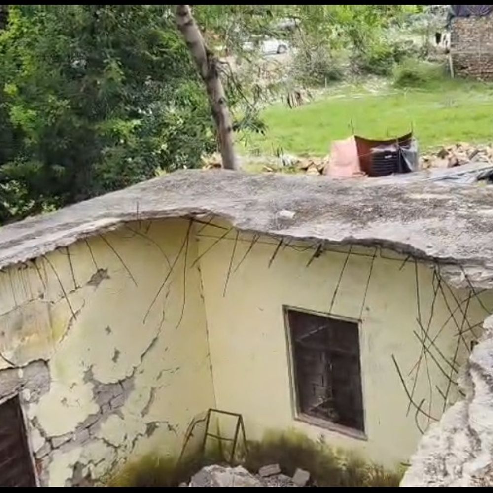 श्योपुर में जर्जर छात्रावास की छत गिरी:नया छात्रावास तैयार, फिर भी पुराने में रह रहे SC-ST छात्र, शिफ्टिंग की मांग