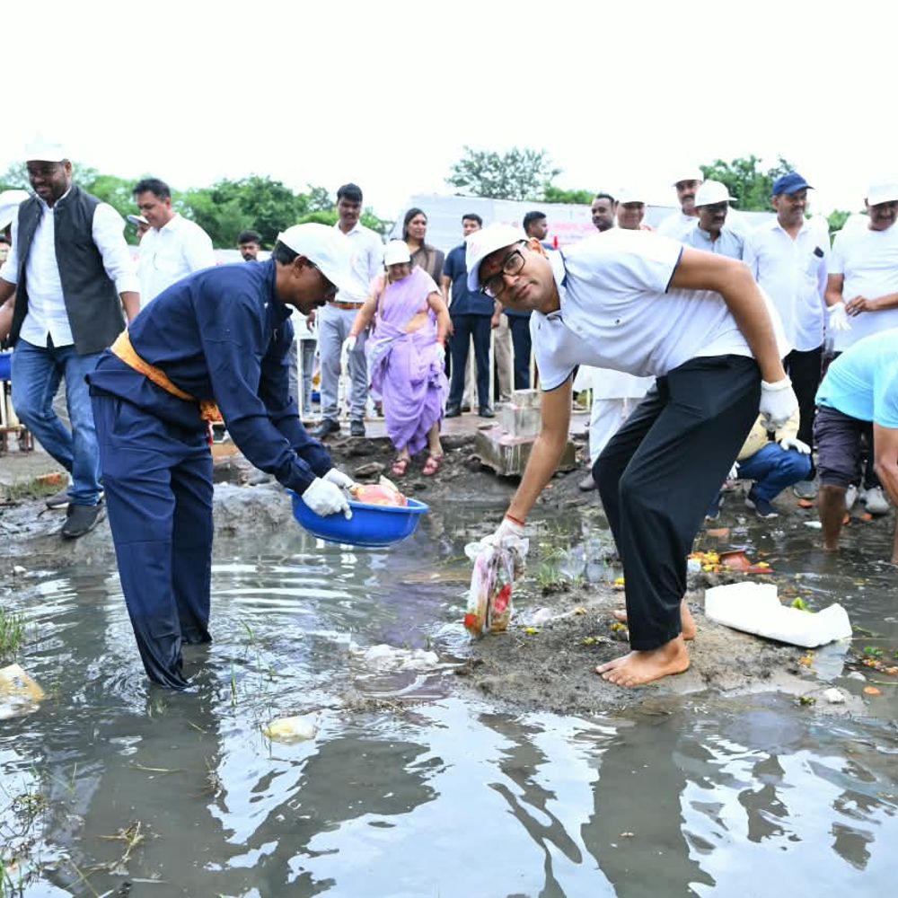 800 लोगों के साथ मंत्री-सांसद नदी में उतरे, निकाला मूर्ति विसर्जन का कचरा