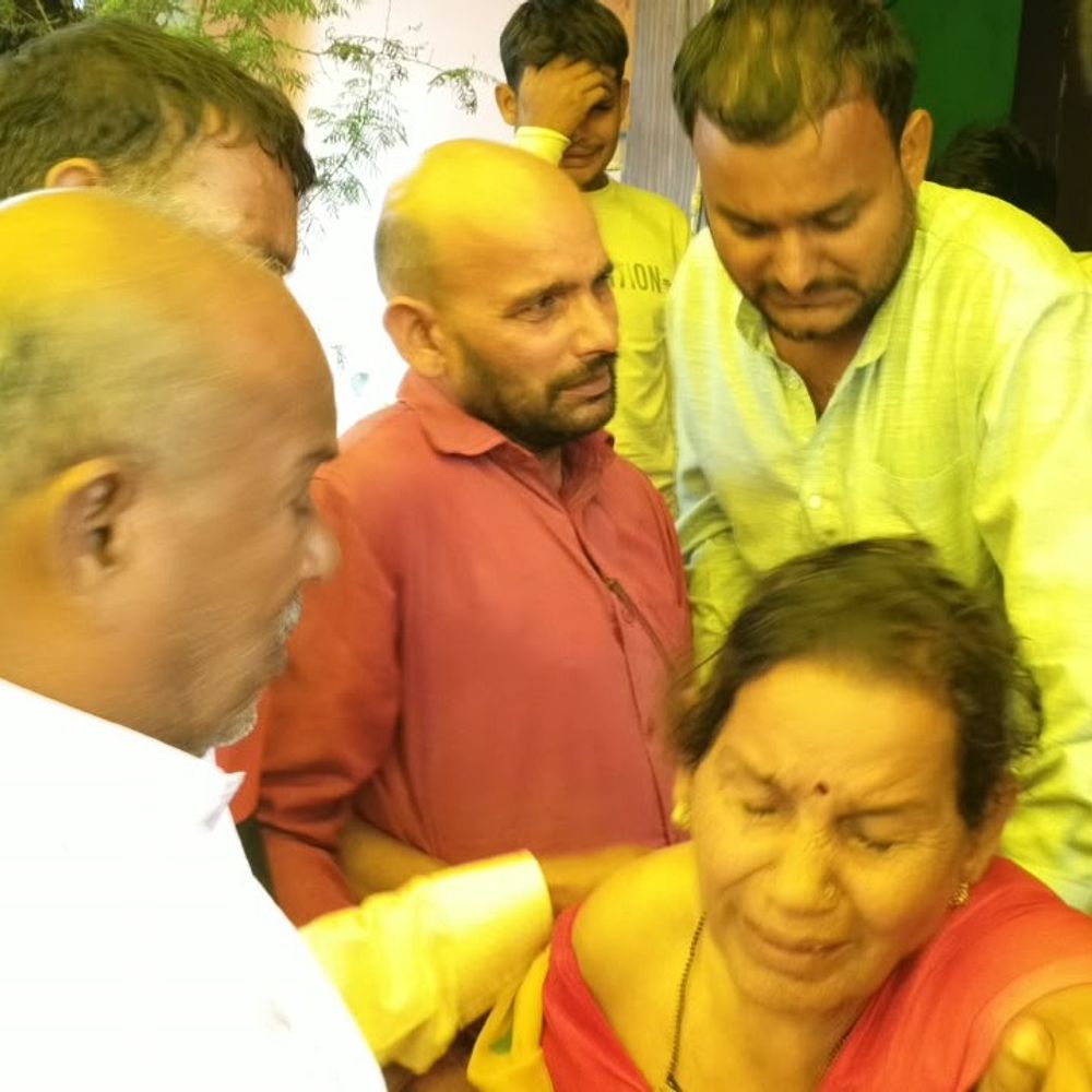 बेटे की मौत की पर कुवैत से घर पहुंचे पिता:भाई के गले लगकर फूट-फूटकर रोए, ओमान के तट के पास जहाज में लगी थी आग