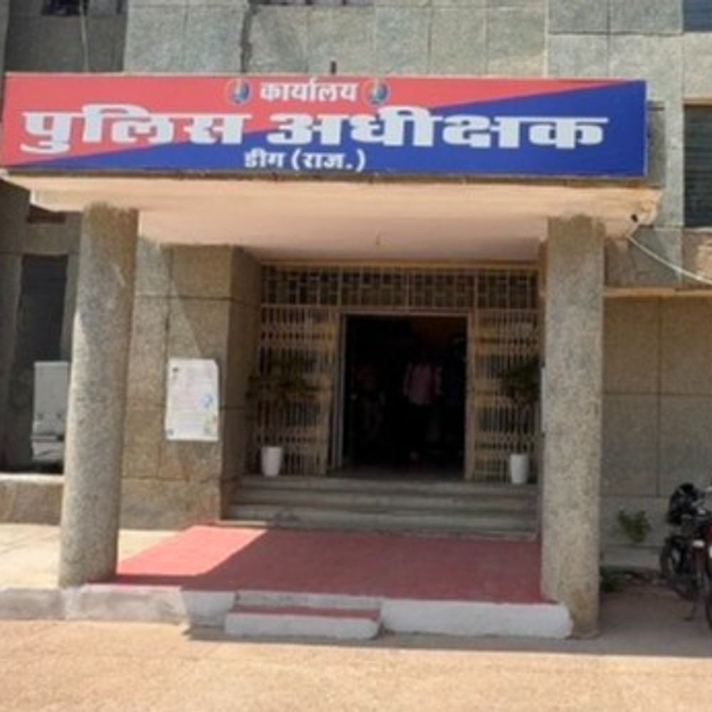 पहाड़ी में 11 साइबर ठग गिरफ्तार:8 मोबाइल, 4 फर्जी सिम, 3 डेबिट कार्ड और बोलेरो जब्त; 2.60 लाख कैश बरामद