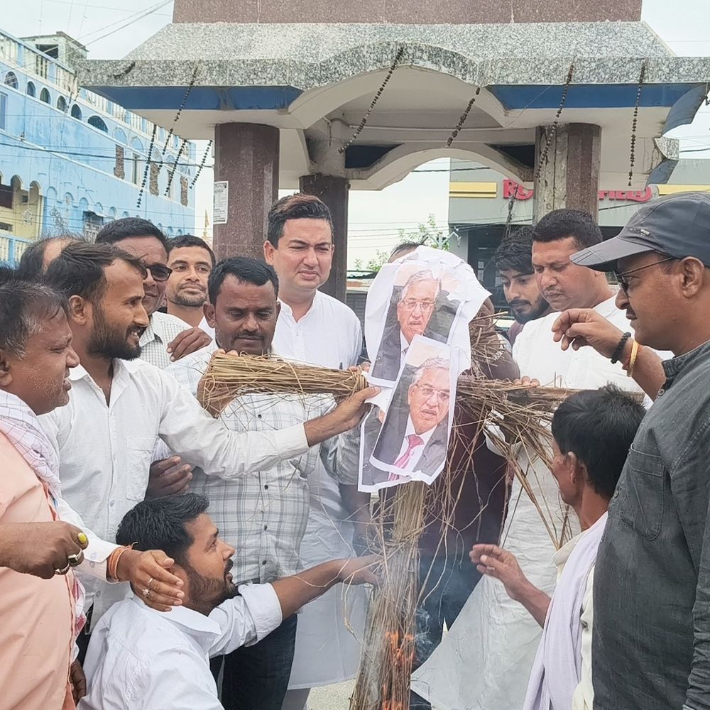 शिवहर में RJD ने मुख्य चुनाव आयुक्त का पुतला जलाया:कार्यप्रणाली पर उठाए सवाल, बोले- आखिर आयोग में चल क्या रहा है?
