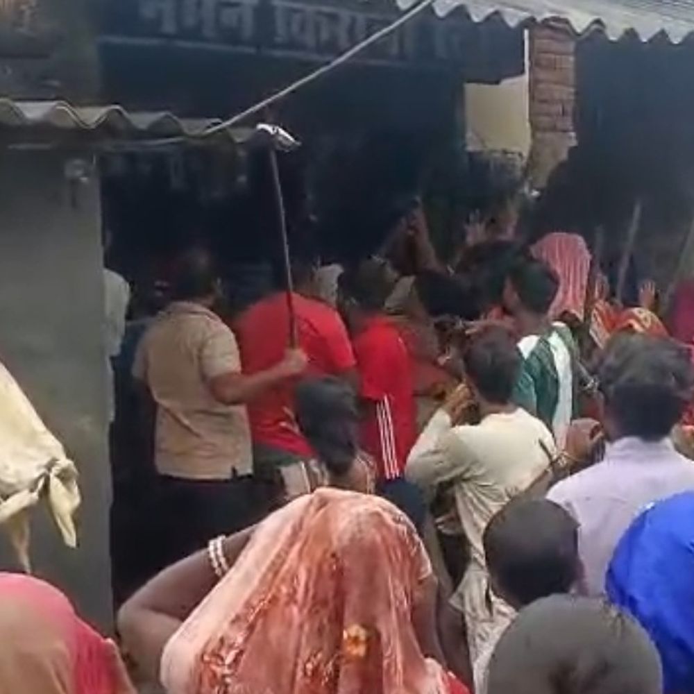 सतना में अवैध शराब-बिक्री के खिलाफ महिलाओं का रूद्र रूप:हाथ में लाठी-डंडे लेकर सड़क पर उतरीं महिलाएं, प्रशासन और पुलिस ने जब्त की, दुकान कराई बंद