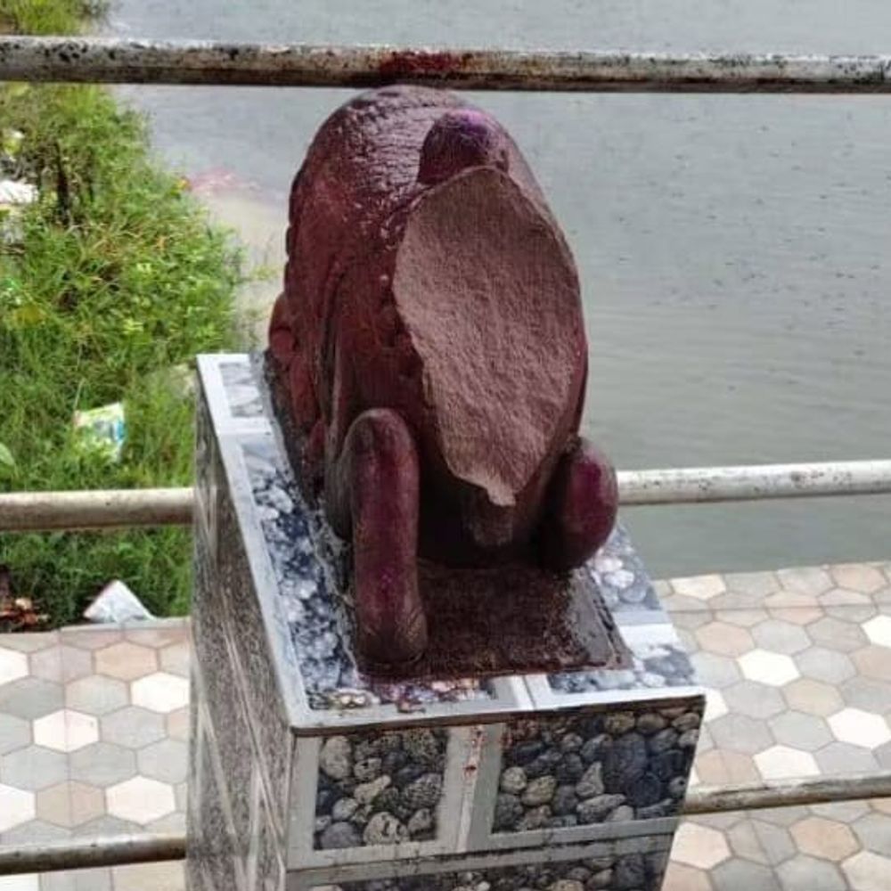 नंदी और गांधी प्रतिमा को अज्ञात लोगों ने तोड़ा:गांधी प्रतिमा पर अपशब्द लिखे; पूर्व विधायक ने 48 घंटे में कार्रवाई का अल्टीमेटम दिया