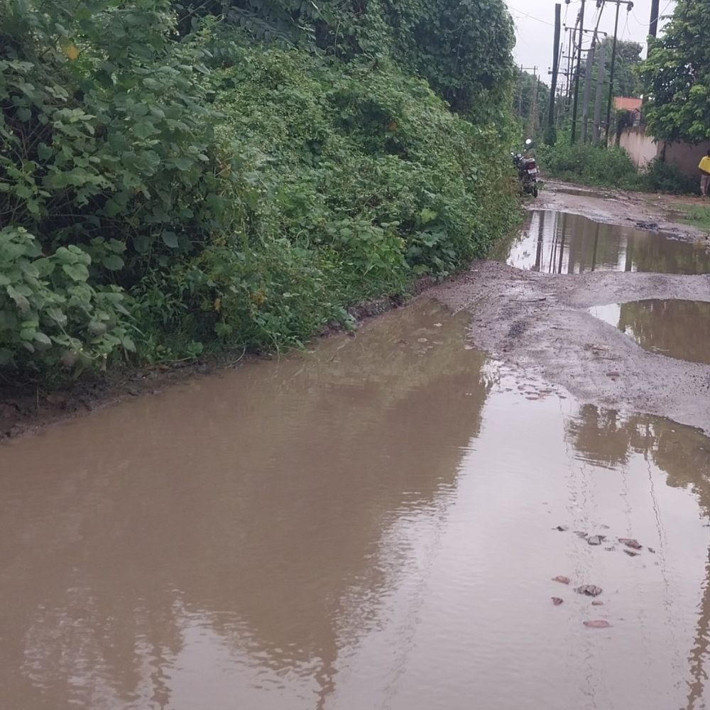 बरौनी में जीरोमाइल ग्रिड के पास सड़क जर्जर, आवाजाही मुश्किल:किसानों और बिजली कर्मचारियों को हो रही परेशानी, प्रशासन बेखबर