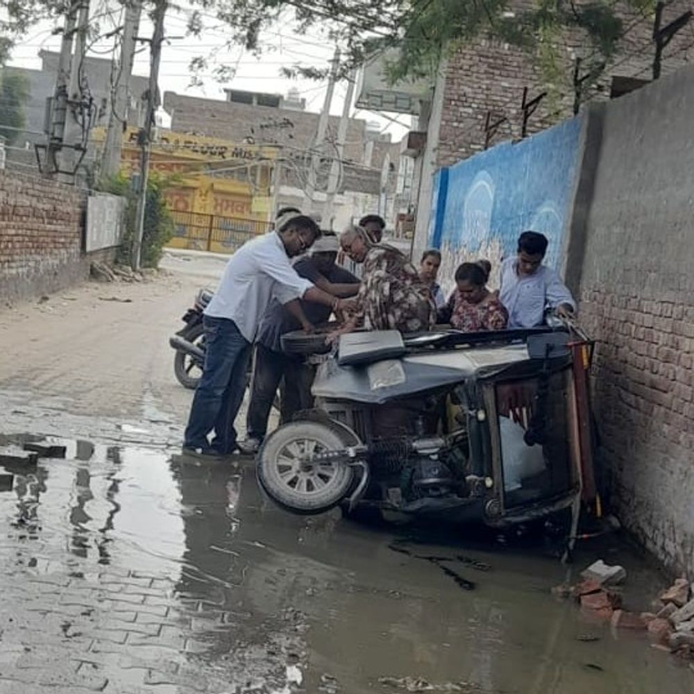 अबोहर में सीवरेज के पानी में ई-रिक्शा पलटा:सवारियों की जान बाल-बाल बची, लोग बोले-3 साल से समस्या; अधिकारी नहीं कर रहे सुनवाई