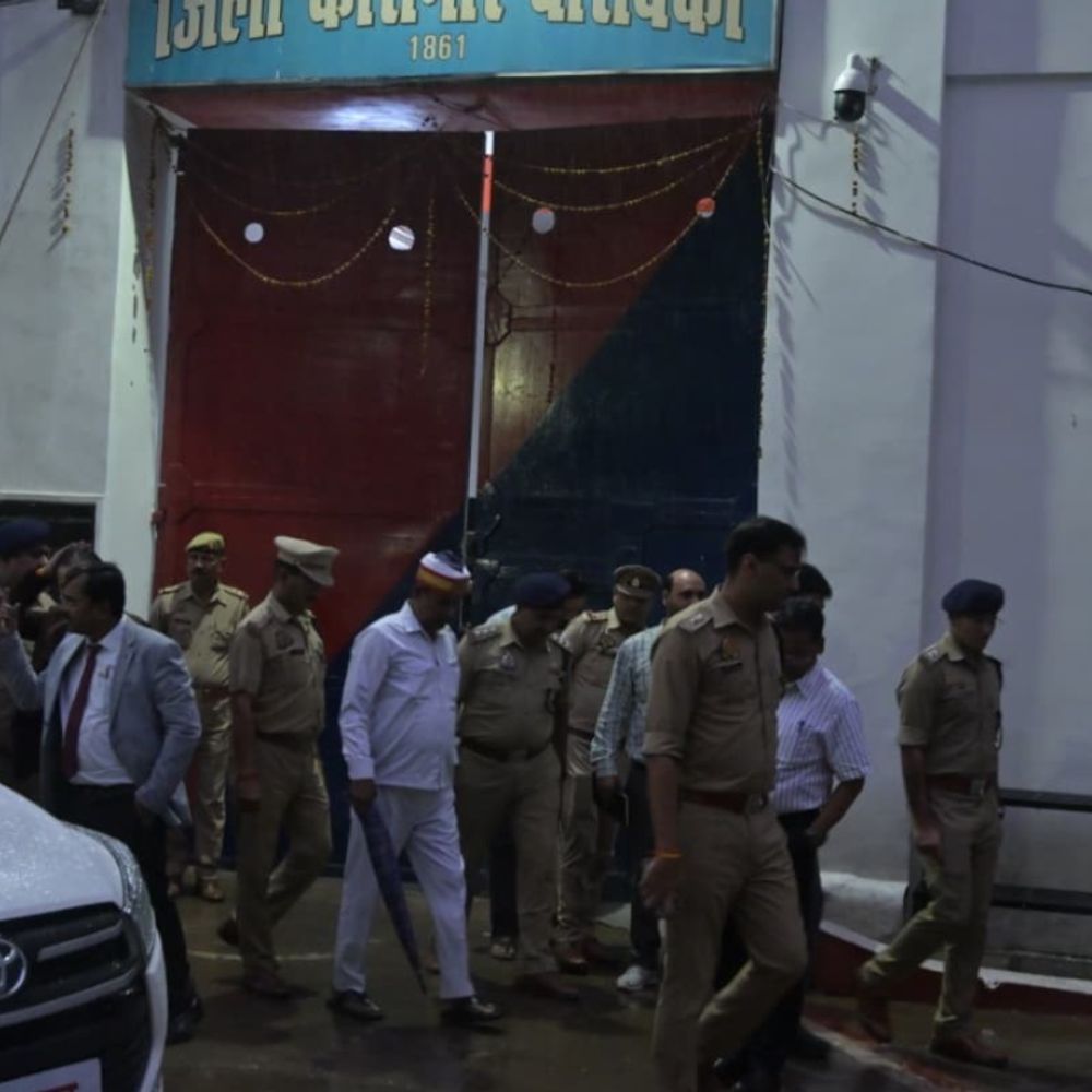 बाराबंकी जेल पहुंचे जज-डीएम और एसपी:अलग-अलग बैरकों में गए, मुलाकात कक्ष और कैदियों की सुविधाएं देखीं