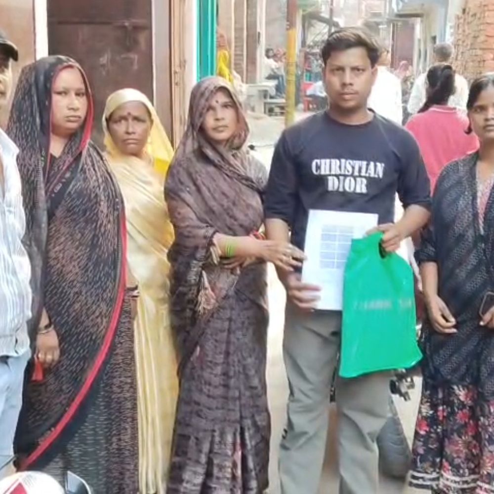 सरकारी गली में गेट निकालने को लेकर विवाद:फिरोजाबाद में कोर्ट के आदेश पर पहुंची पुलिस, अभद्रता का आरोप