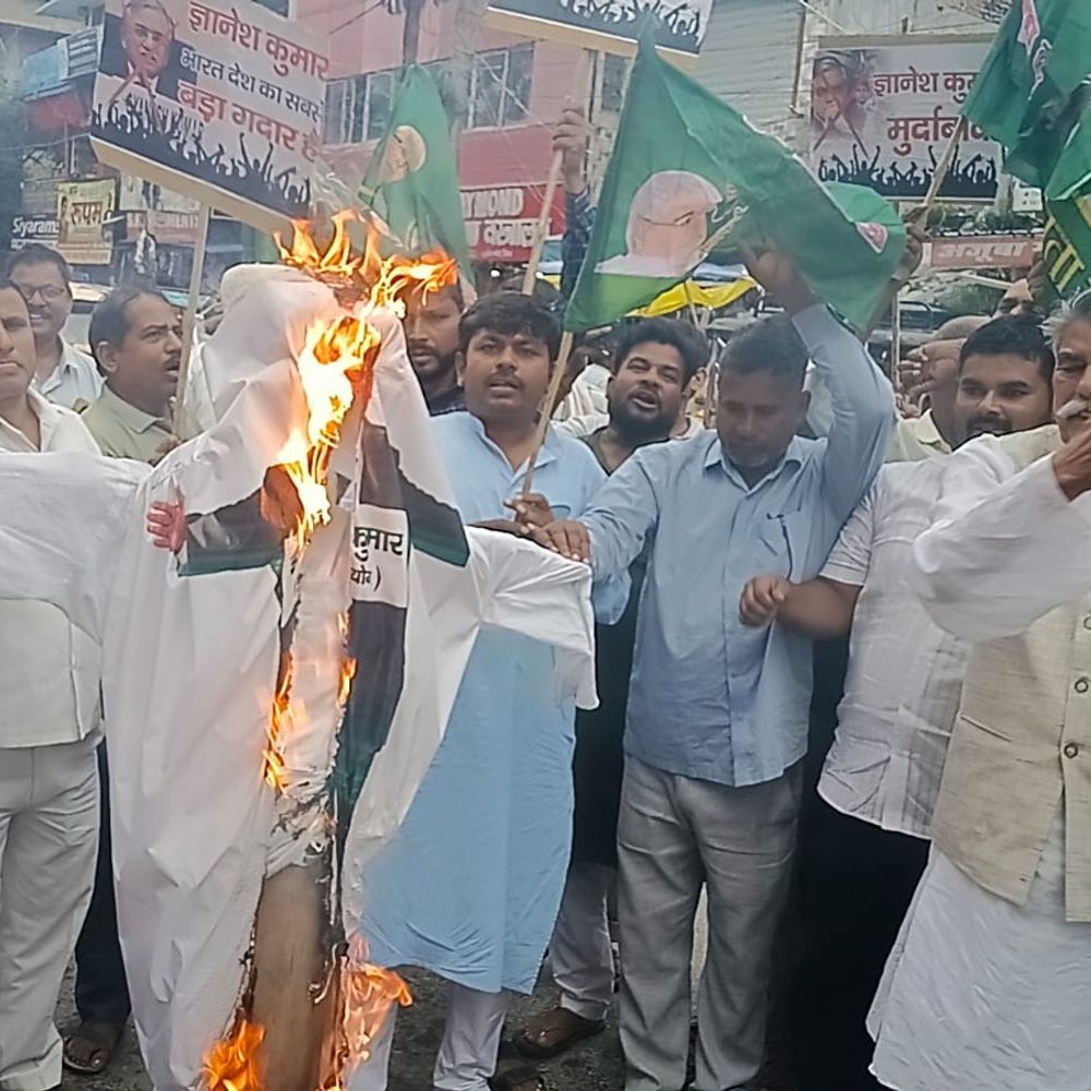 राजद ने मुख्य चुनाव आयुक्त का पुतला जलाया:सीवान में SIR प्रक्रिया में गड़बड़ी का आरोप लगाते हुए विरोध