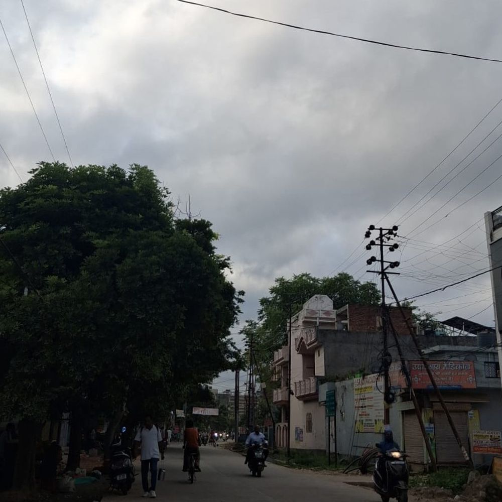अलीगढ़ में टेम्प्रेचर 29°C:रुक -रुक कर हवा बह रही, आसमान में बादल, बारिश का अलर्ट