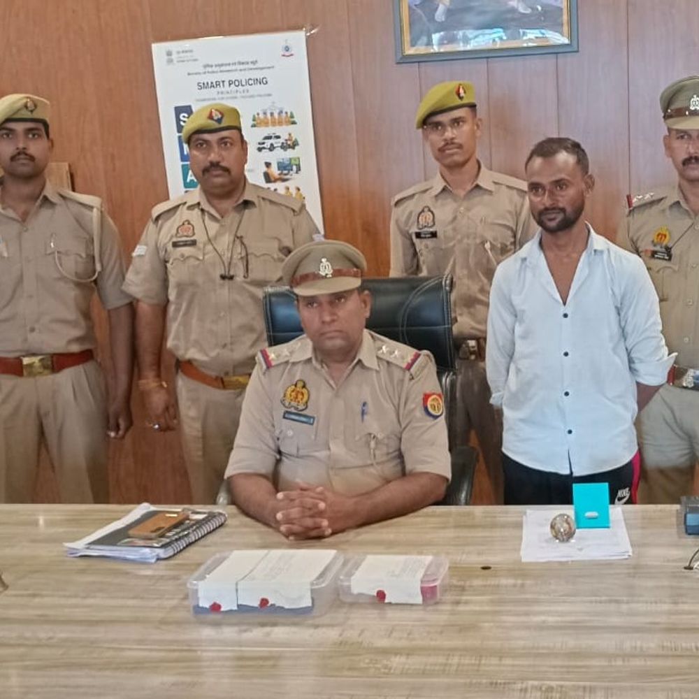 सर्राफा दुकान में चोरी करने वाला एक आरोपी गिरफ्तार:एटा में तिजोरी ग्राइंडर से काटकर चुराए थे जेवरात, दो साथी अंधेरे का फायदा फरार
