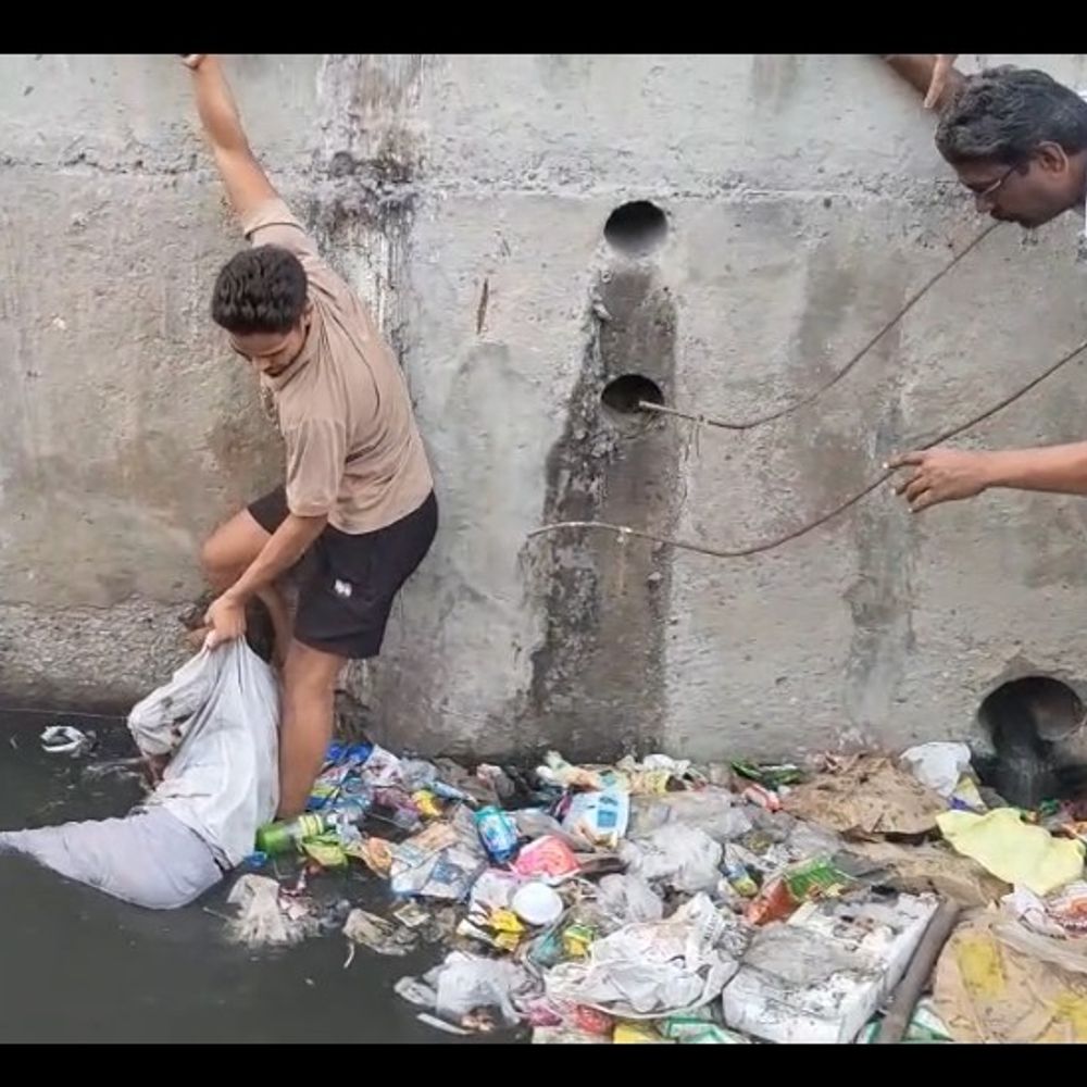 बुलंदशहर के खुर्जा में नाले में गिरा राहगीर, VIDEO:लाखों की सड़क तोड़कर छोड़ी, सुरक्षा दीवार भी नहीं बनाई