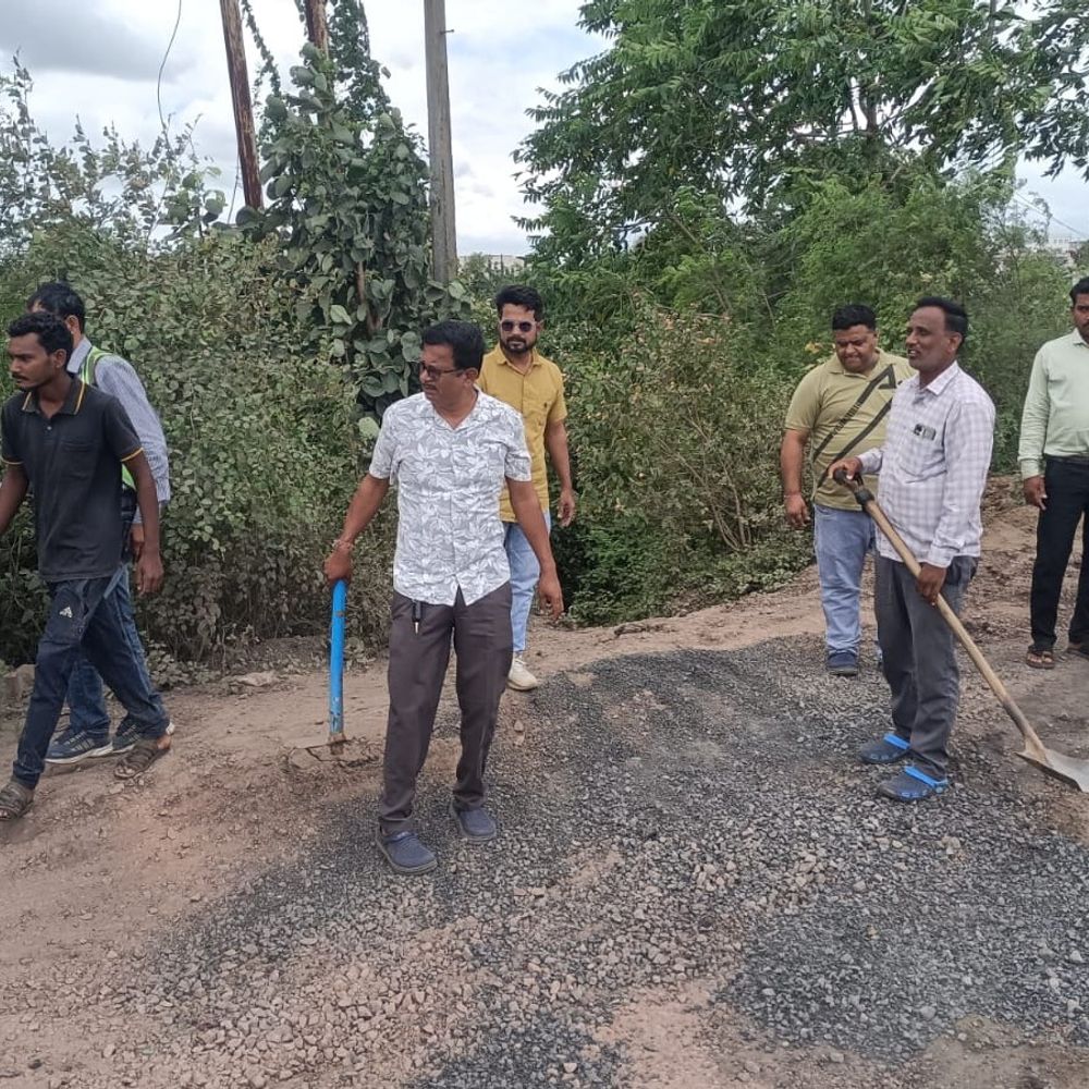 बुधनी-शाहगंज मार्ग पर गड्ढे भरने का काम शुरू:ग्रामीणों की जनसहयोग मुहिम रंग लाई, प्रशासन ने की कार्रवाई