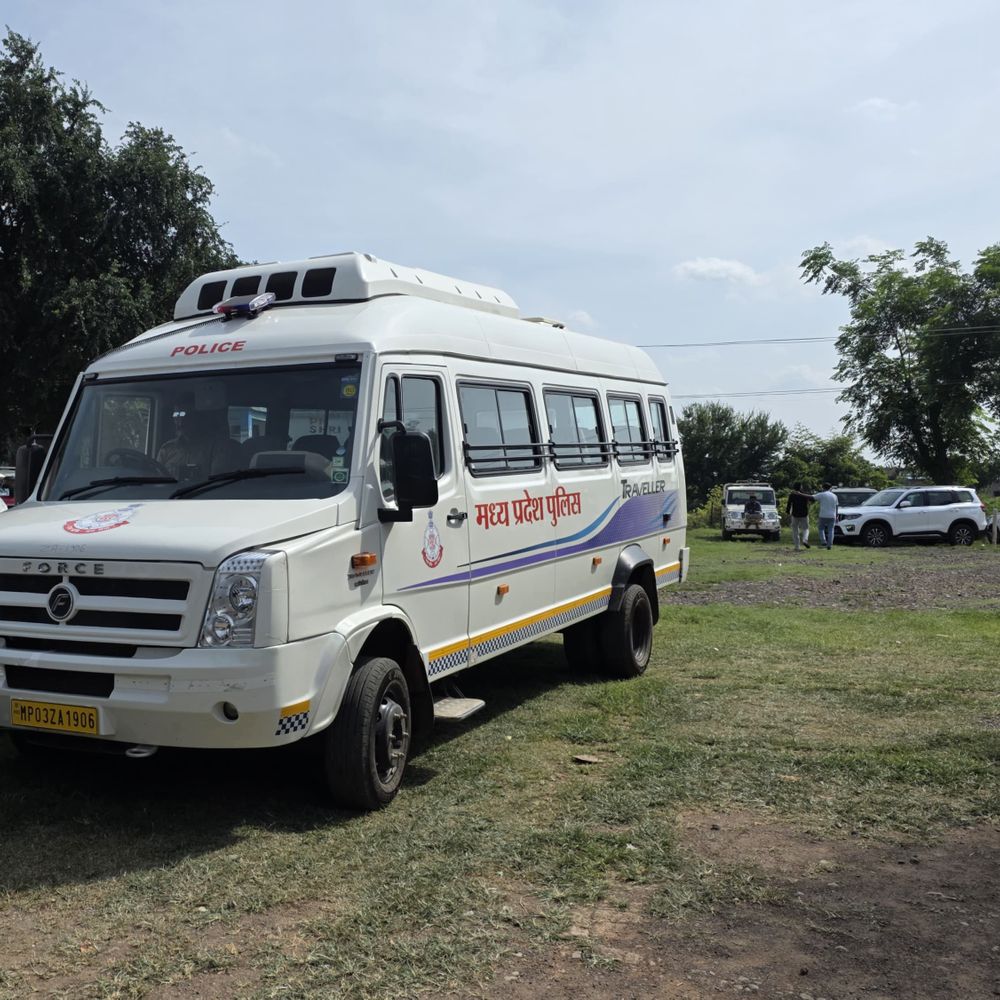कलेक्टर बस से गए, पीछे 25 गाड़ियों का काफिला:शिविर में 2 घंटे देरी से पहुंचे, ईंधन बचाने की पहल सिर्फ बातों में