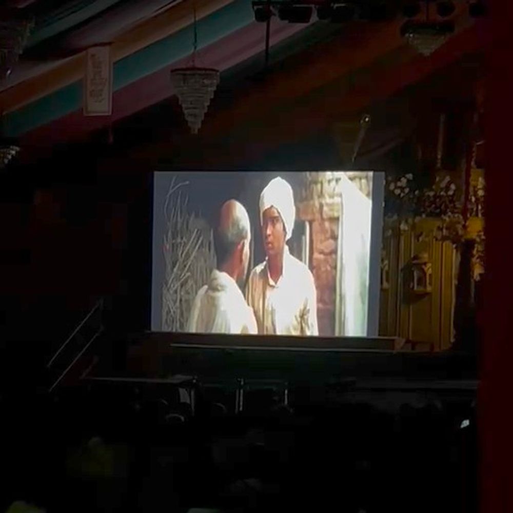 गणेश पांडाल में दिखाई 'हनुमान अंश' फिल्म:नई पीढ़ी को धार्मिक कहानियों से जोड़ने की पहल; डिजिटल टीवी पर सामूहिक स्क्रीनिंग