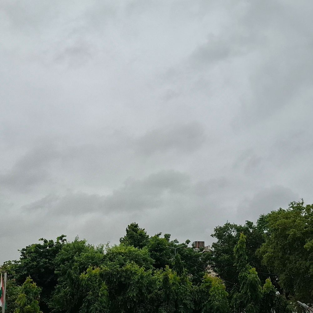 धौलपुर में बूंदाबांदी और तेज हवाओं से राहत:घने बादलों के बाद हुई बूंदाबांदी, कई दिनों की भीषण गर्मी से लोगों को मिली राहत
