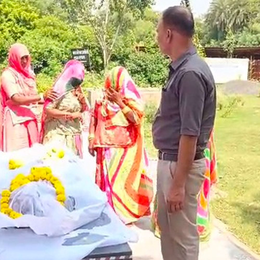मुस्लिम समाज ने हिंदू रीति-रिवाज से कराया अंतिम संस्कार:फुटपाथ पर रहने वाले बुजुर्ग की मौत, परिवार में कोई नहीं था