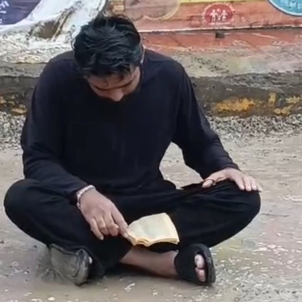 रीवा में गड्ढों और जलभराव के विरोध में धरना:सड़क पर बैठा युवक, कलेक्टर बोले- व्यवस्था सुधारी जाएगी