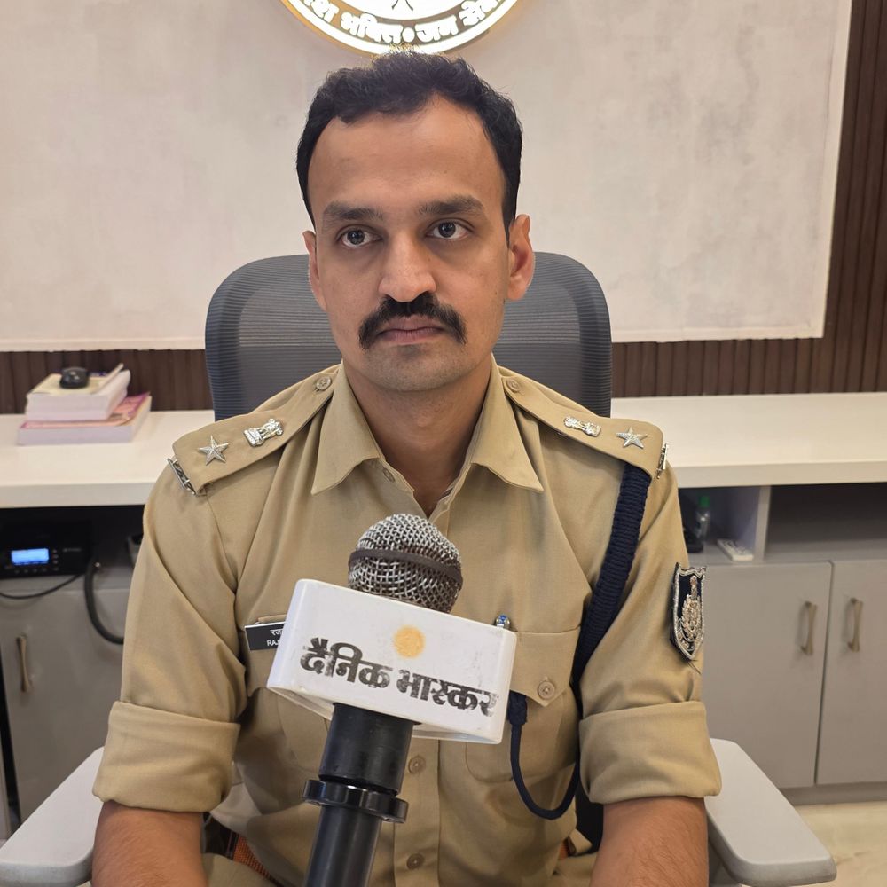छतरपुर में लाठी-डंडों से युवक की पिटाई:महाराजा छत्रसाल यूनिवर्सिटी में विवाद, पुलिस ने वीडियो के आधार पर शुरू की जांच